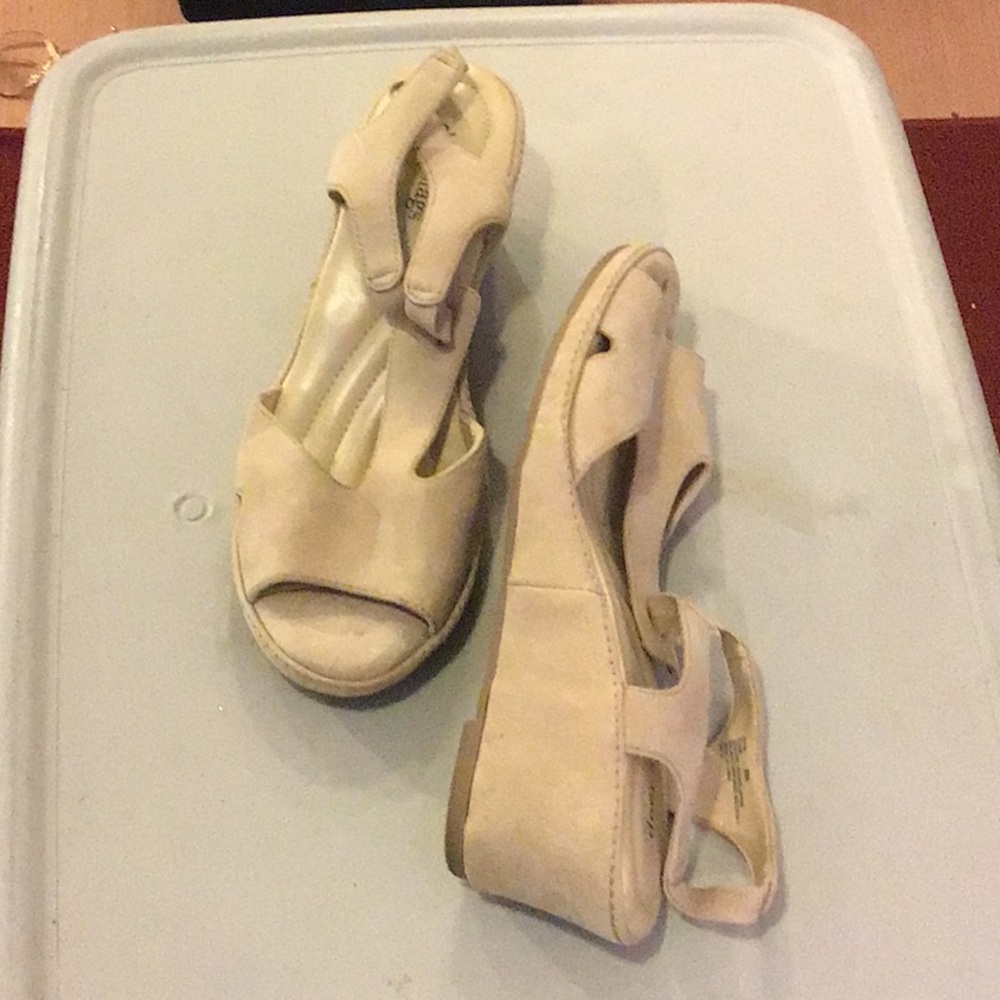 DEER STAGS wedge heeled sandals with cushion insoles sz 8M  khaki